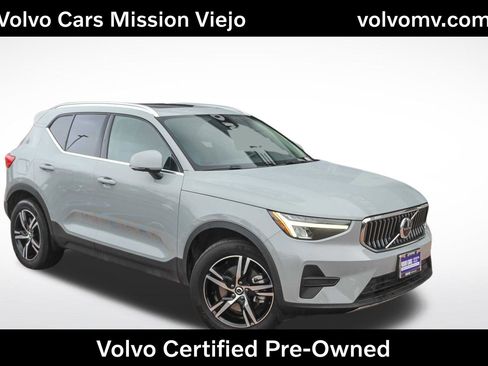 Used 2025 Volvo XC40 B5 Core image 1