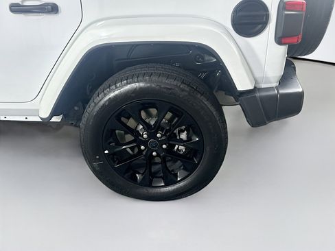 Used 2024 Jeep Wrangler Unlimited Sahara AWD/4WD image 7