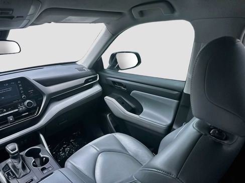 Used 2022 Toyota Highlander LE FWD image 23