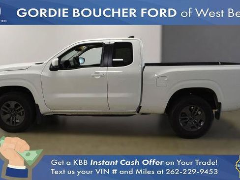 Used 2025 Nissan Frontier SV AWD/4WD image 2