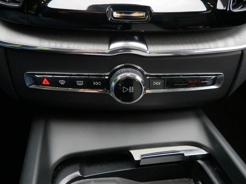 Certified 2025 Volvo XC60 B5 Plus AWD/4WD image 20