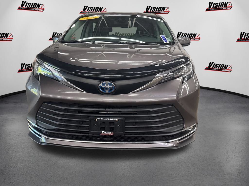 Used 2021 Toyota Sienna XLE FWD image 2