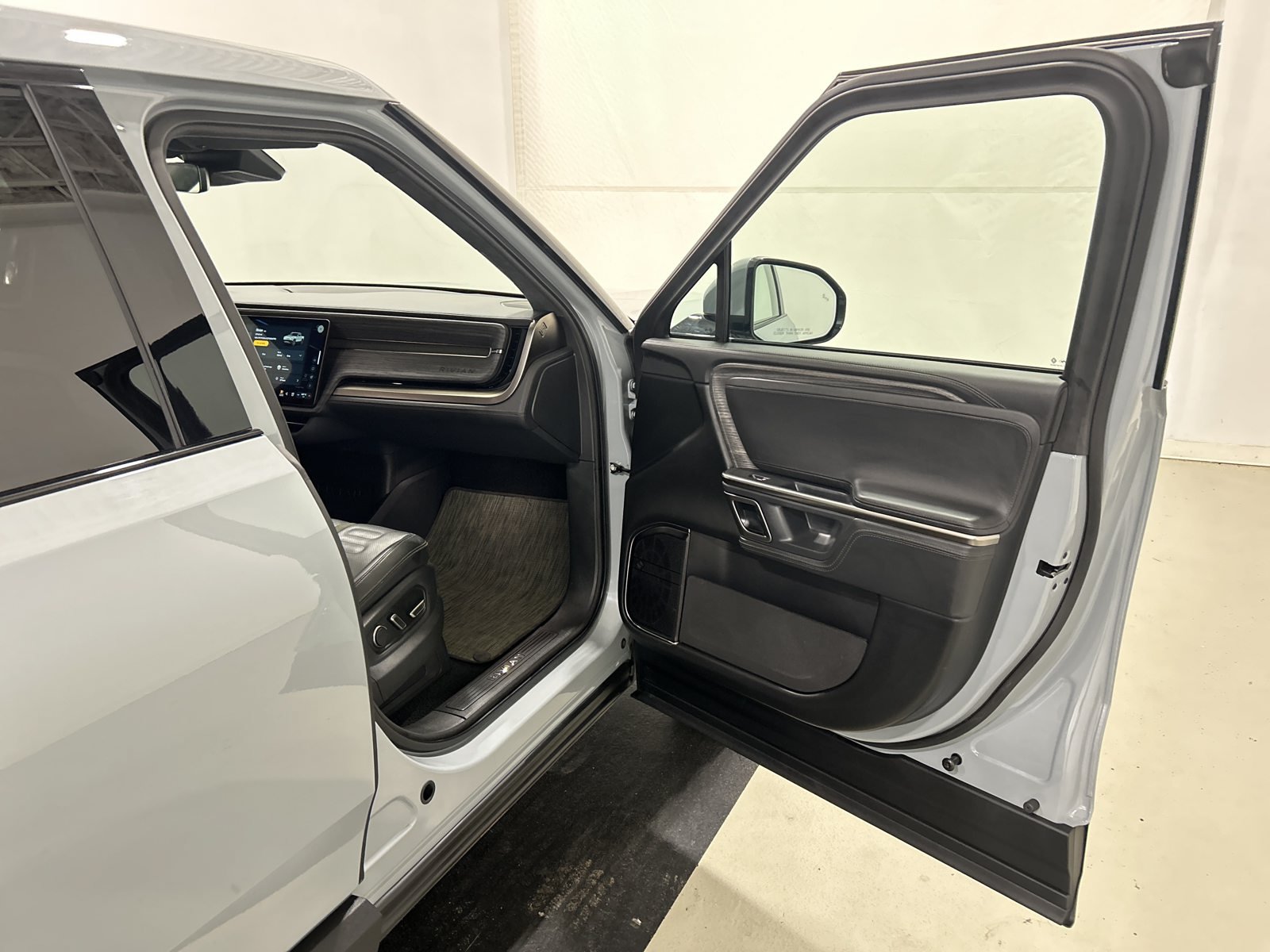 Used 2023 Rivian R1T Adventure Dual AWD/4WD image 18