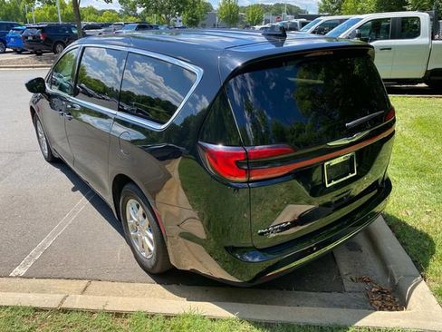 Used 2024 Chrysler Pacifica Touring-L FWD image 31