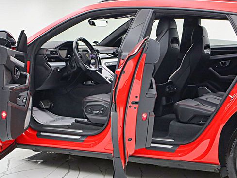 Used 2020 Lamborghini Urus AWD/4WD image 6