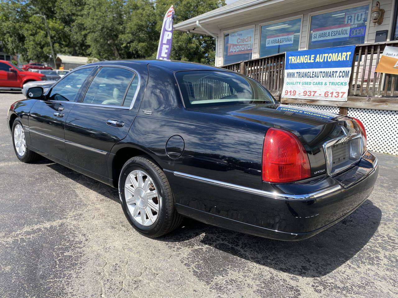 Used 2011 Lincoln Town Car Signature Limited RWD image 9