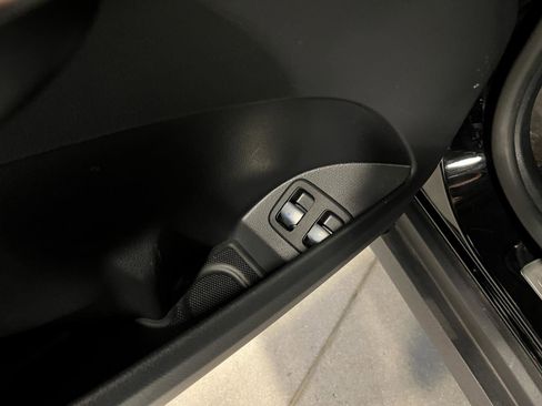 Used 2025 Mercedes-Benz GLC 350e 4MATIC image 27