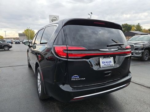 New 2026 Chrysler Pacifica Select image 6