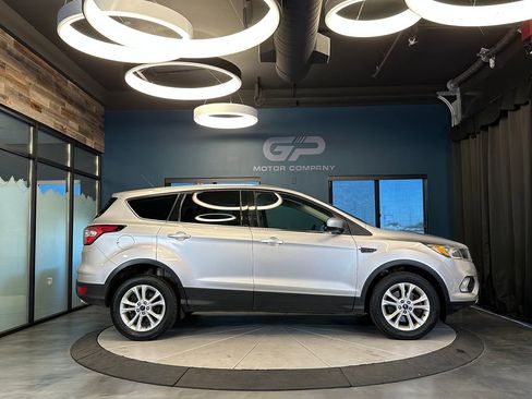 Used 2017 Ford Escape SE w/ SE Cold Weather Package AWD/4WD image 2
