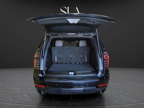 Used 2025 Chevrolet Suburban Z71 image 7