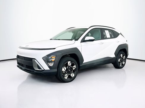Used 2025 Hyundai Kona SEL image 3