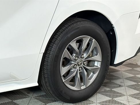 Used 2024 Toyota Sienna LE image 7