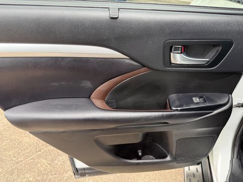 Used 2019 Toyota Highlander XLE FWD image 30