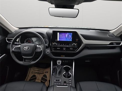 Used 2025 Toyota Highlander XLE image 18