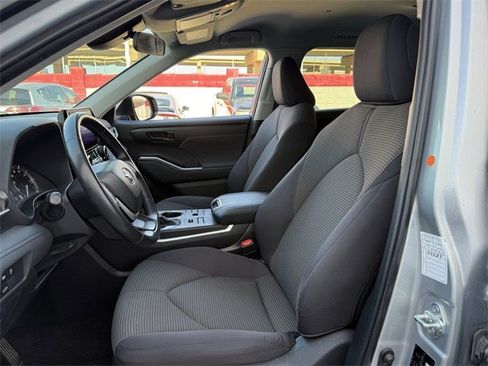 Used 2024 Toyota Highlander LE image 25