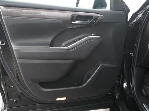 Used 2022 Toyota Highlander Platinum AWD/4WD image 19