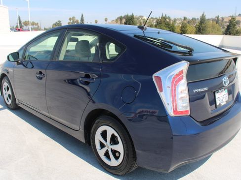 Used 2013 Toyota Prius Four w/ Deluxe Solar Roof Pkg FWD image 5