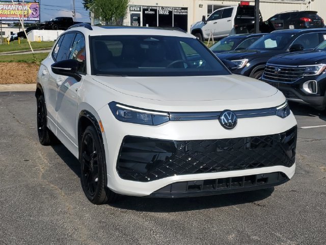 Certified 2025 Volkswagen Tiguan SE R-Line FWD image 3