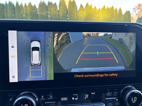 Used 2024 Toyota Highlander XLE image 28