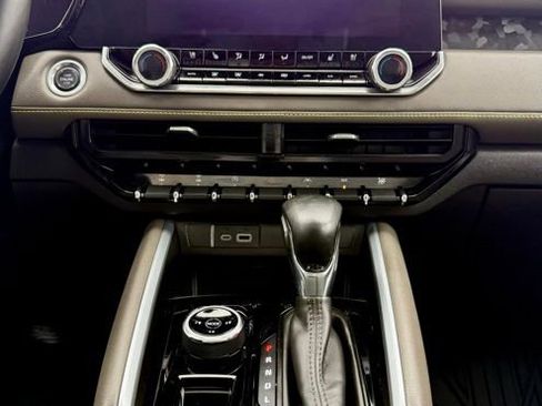 Used 2024 Chevrolet Colorado ZR2 w/ ZR2 Convenience Package III image 30