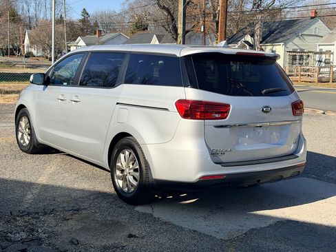 Used 2019 Kia Sedona LX image 9