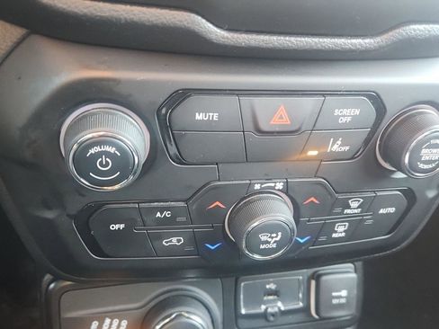 Used 2023 Jeep Renegade Latitude image 16