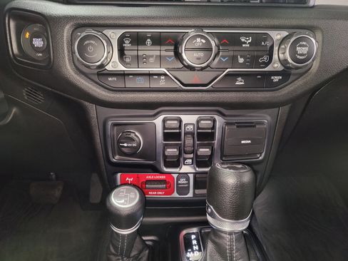 Used 2024 Jeep Wrangler Unlimited image 17