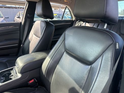 Used 2019 Chrysler 300 Limited image 3