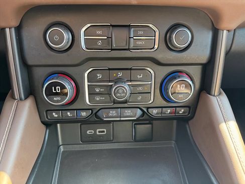 Used 2024 Chevrolet Suburban High Country w/ Advanced Technology Package AWD/4WD image 23