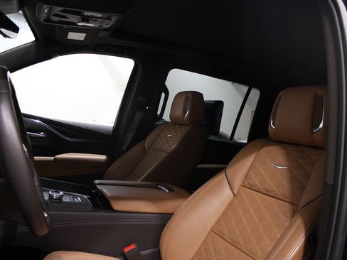 Used 2023 Cadillac Escalade ESV Premium Luxury w/ Performance Package AWD/4WD image 30