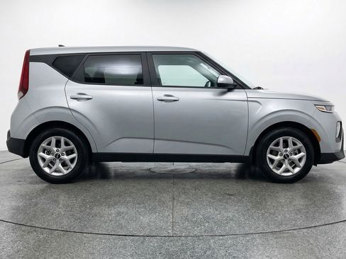 Used 2025 Kia Soul LX w/ LX Technology Package FWD image 11