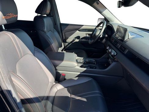 Used 2025 Honda Pilot TrailSport image 17