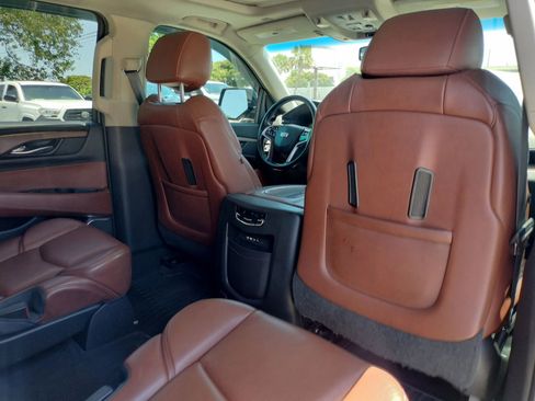 Used 2015 Cadillac Escalade Luxury AWD/4WD image 24