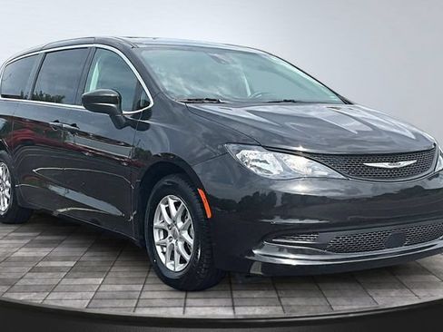 Used 2023 Chrysler Voyager LX FWD image 3