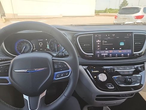 Used 2023 Chrysler Pacifica Touring-L AWD/4WD image 11