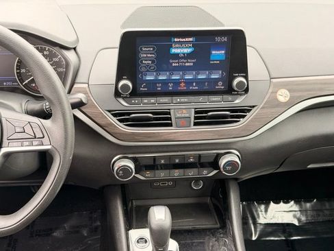 Used 2024 Nissan Altima 2.5 SV FWD image 15