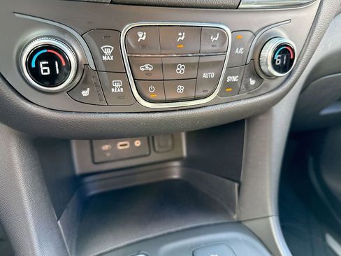 Used 2022 Chevrolet Equinox LT FWD image 19