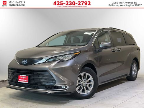 Used 2023 Toyota Sienna XLE FWD image 1