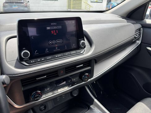 Used 2025 Nissan Rogue SV FWD image 17