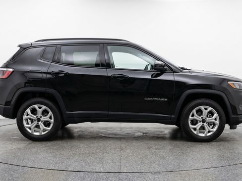 Used 2025 Jeep Compass Latitude AWD/4WD image 11