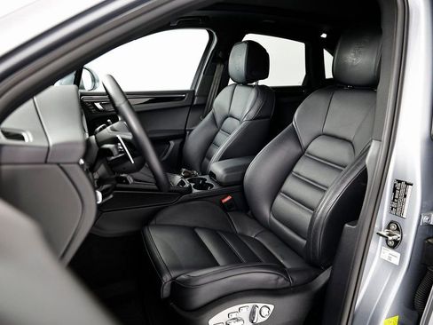 Certified 2025 Porsche Macan image 5