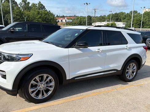 Used 2023 Ford Explorer XLT w/ Equipment Group 202A RWD image 5
