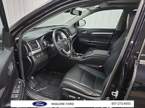 Used 2018 Toyota Highlander XLE image 32