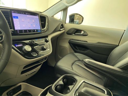 Used 2024 Chrysler Pacifica Touring-L FWD image 36