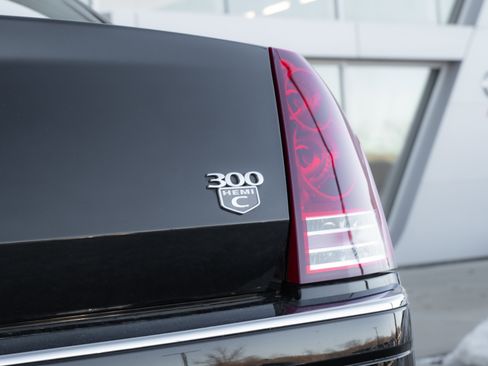 Used 2010 Chrysler 300 C image 24