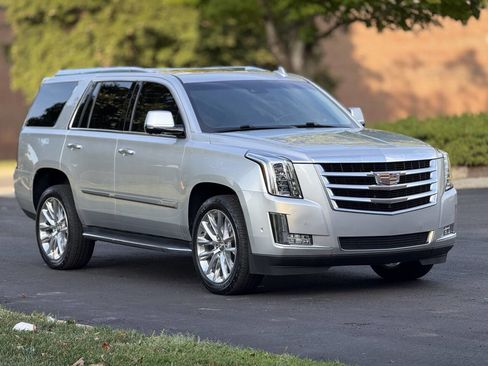 Used 2018 Cadillac Escalade Luxury image 3