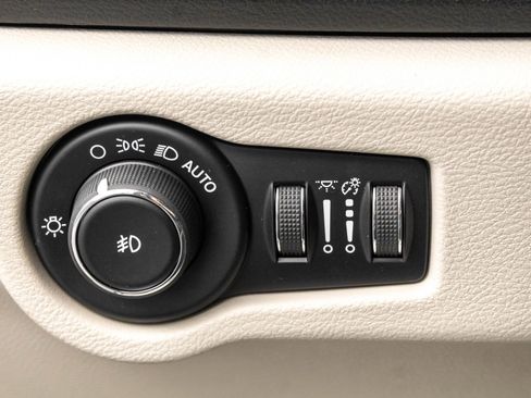 Used 2019 Chrysler Pacifica Touring Plus w/ Tire & Wheel Group image 18