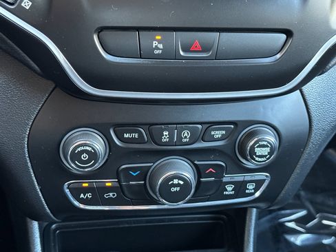 Used 2019 Jeep Cherokee Latitude Plus FWD image 28