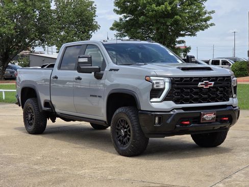 Used 2024 Chevrolet Silverado 2500 ZR2 w/ Technology Package AWD/4WD image 3