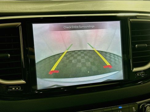Used 2024 Chrysler Pacifica Touring-L FWD image 22